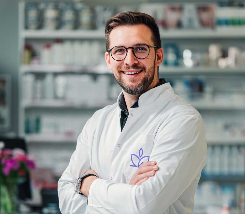 Farmacéutico partner Akuro sonriendo a cámara