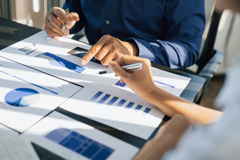 Manos de dos personas planificando en papel