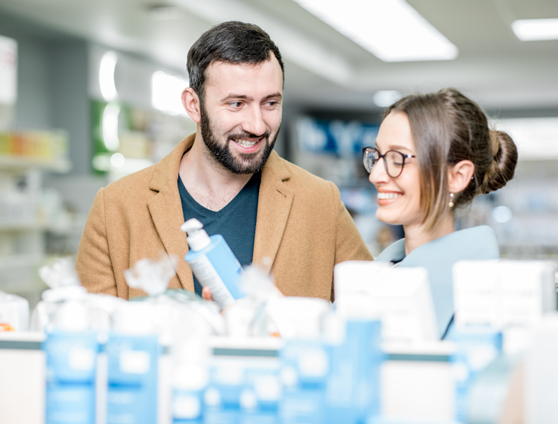 Clientes en una farmacia Akuro España