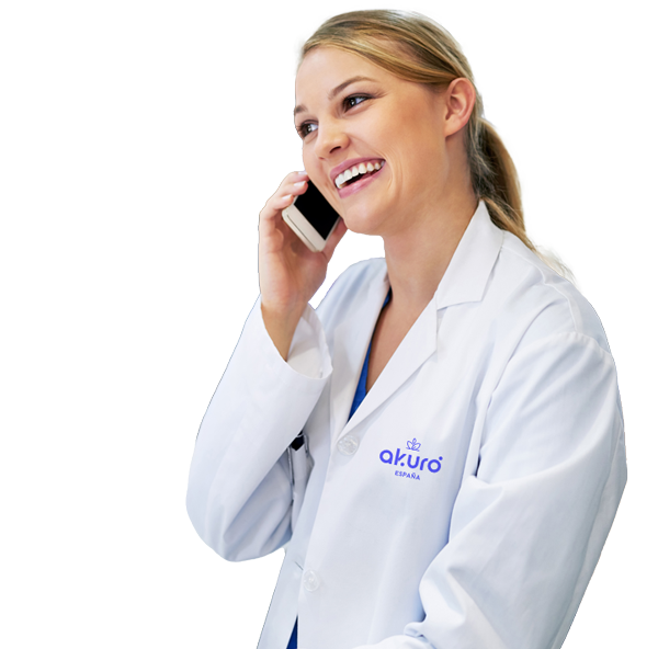 Farmacéutica Akuro hablando por teléfono