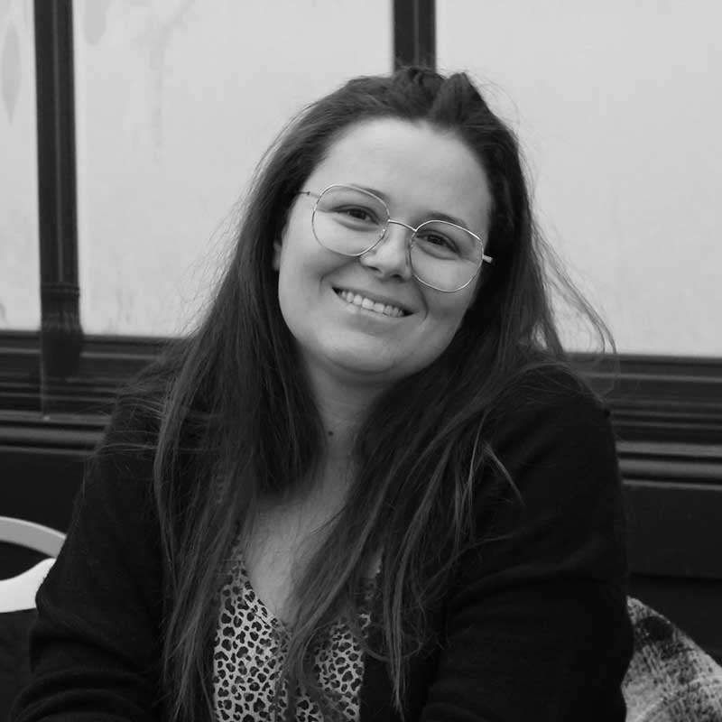 Samantha, farmacéutica Akuro