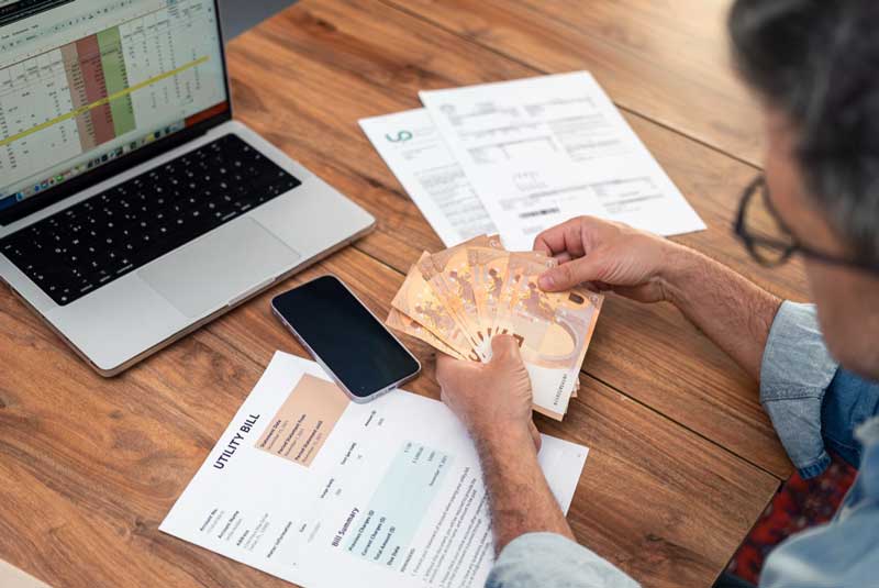 Persona contando dinero