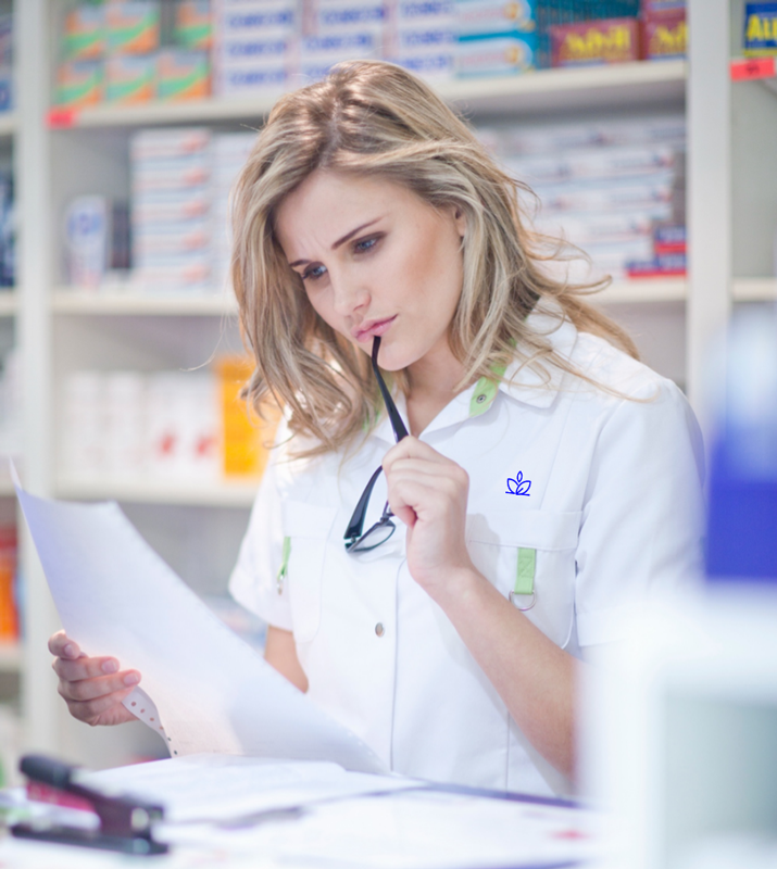 Farmacéutica Akuro leyendo un informe en su farmacia