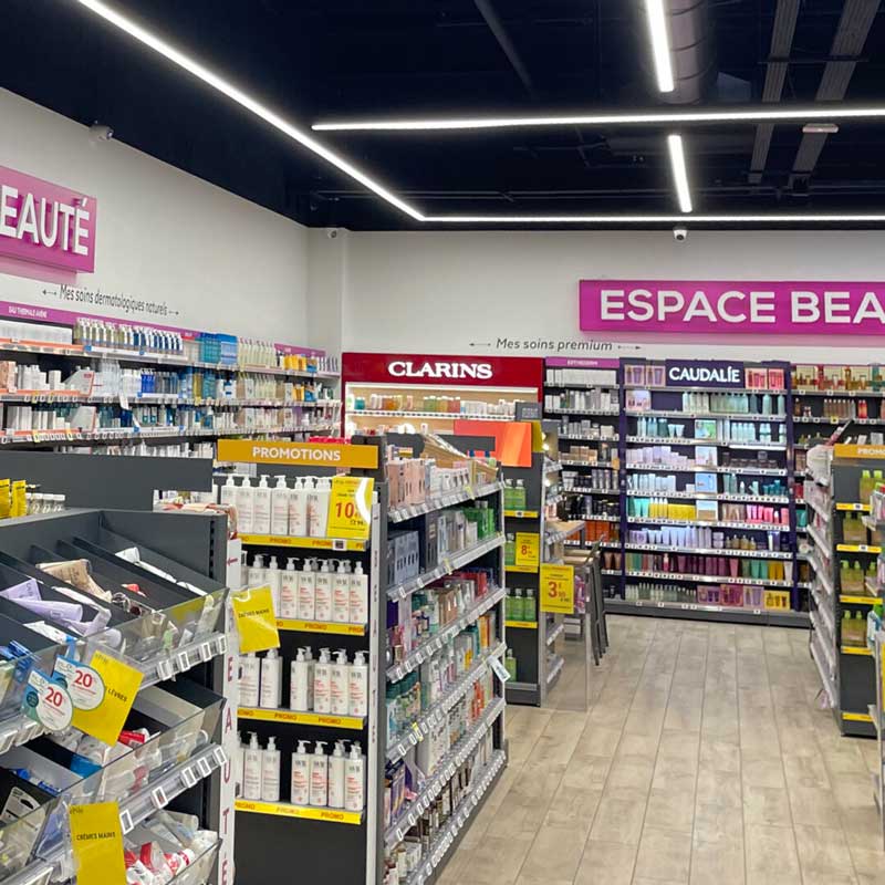 Interior farmacia Akuro