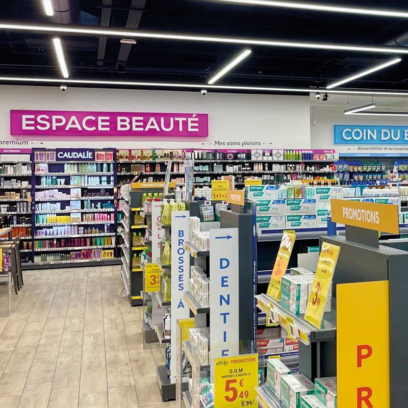 Interior farmacia Akuro